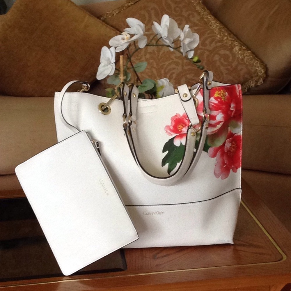 🍃🌺Calvin Klein - 2 pc. White Shoulder Bag/Pouch